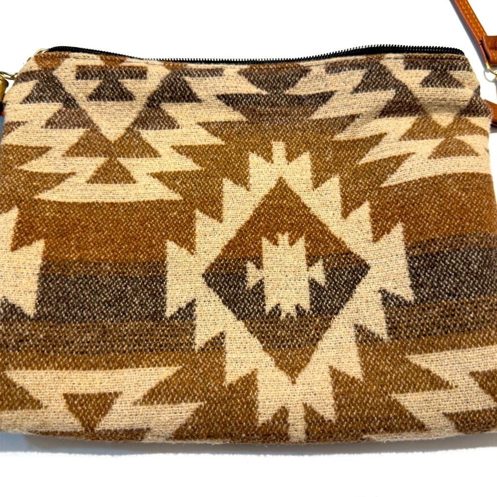 Native design women’s crossbody small bag.
Brown with tan